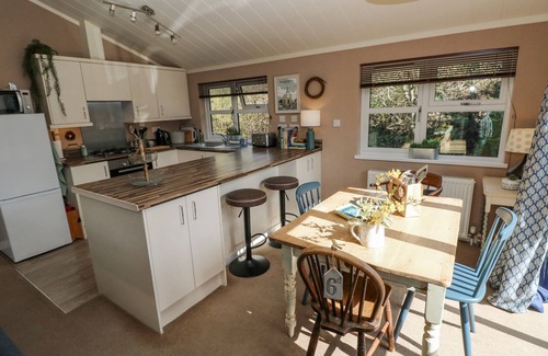 Narberth Cottage | 1 HORNBEAM LODGE, family friendly, with hot tub in Narberth
