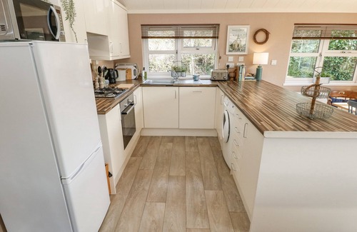 Narberth Cottage | 1 HORNBEAM LODGE, family friendly, with hot tub in Narberth