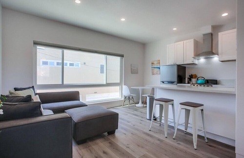 Mission Beach Condo | 1 House to Beach * Corner Unit * Ocean View