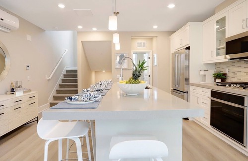 Central Mission Beach House | 1 House to Beach * Rare 3 Level Corner Townhouse * EV Charger