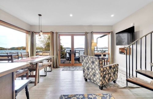 Malletts Bay Apartment | 1 King Bed, 1 Queen Sleeper Sofa Walk-in Shower, Soaker TUB,. bath 2 Shower with tub SCENIC VIEW OVERLOOKING MALLETS BAY THREE FLOORS WITH LOFT.