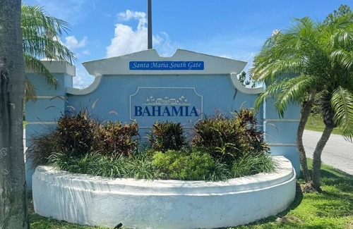 Bahamia West House | 1 King Bed, 2 Queen Beds, 2 Bunk Beds located 1.5 miles from the beach.