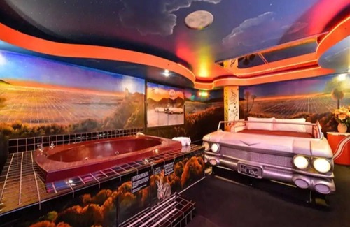 Yucca Valley Hotel | 1 King Bed Theme 1 Jetted Tub Non-Smoking(Theme 1 - Jungle, Cave, or 50s Theme)