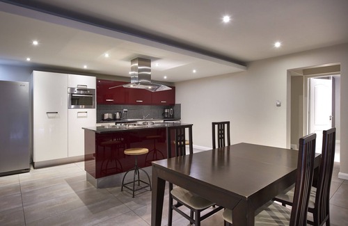 Greater Johannesburg Metropolitan Area Apartment | 1 King Bedroom Apartment with Garden View