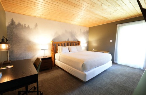 Townsend Hotel | 1 King + Mountain Retreat