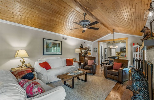 Mirror Lake Cabin | 1 Level, 3 Master BRs, 4 BA, Covered Porch!