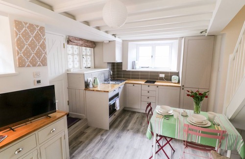 Stow-on-the-Wold Cottage | 1 MANOR COTTAGE, pet friendly, with a garden in Stow-On-The-Wold