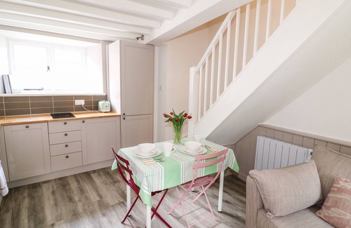 Stow-on-the-Wold Cottage | 1 MANOR COTTAGE, pet friendly, with a garden in Stow-On-The-Wold
