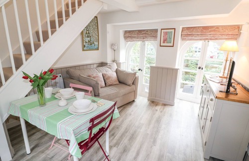 Stow-on-the-Wold Cottage | 1 MANOR COTTAGE, pet friendly, with a garden in Stow-On-The-Wold
