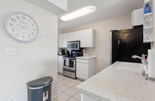 Northeast Virginia Beach Apartment | 1 mi from beach | 2 min from trails | Wifi | Desk