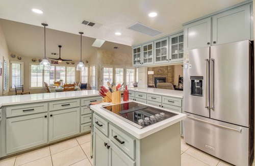 Merced House | 1 Mi to Applegate Park Zoo: Pet-Friendly Home