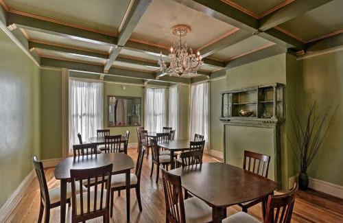 Galveston House | 1 Mi to Beach Group-Friendly Galveston Home!