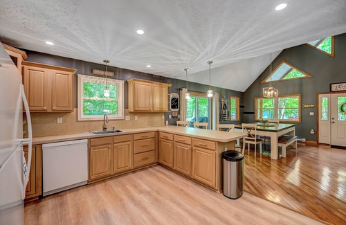 Thornhurst House | 1 Mi to Beach: Pocono Lake Chalet w/Decks