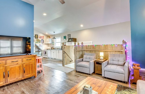 Frankfort Apartment | < 1 Mi to Beach: Quirky & Central Apt in Frankfort