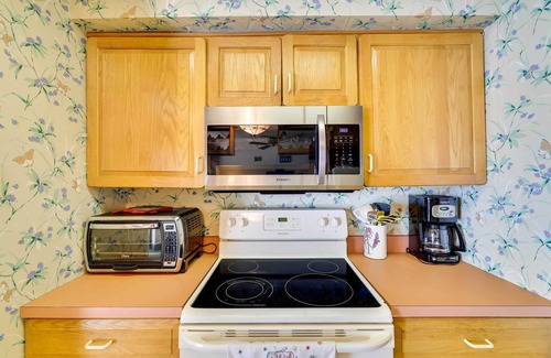 Lake Harmony Condo | 1 Mi to Big Boulder: Lakefront Unit w/Pool Access