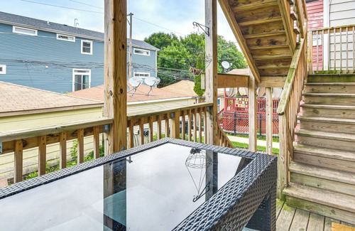 Chicago Apartment | 1 Mi to Blue Line: Pet-Friendly Unit in Chicago!