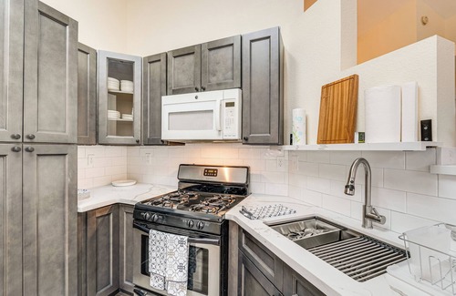 Southwestern Sacramento House | 1 Mi to College & Park: Peaceful Sacramento Home