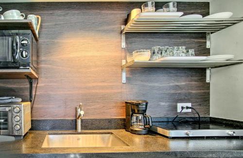 The Cove Apartment | 1 Mi to Deerfield Beach Stylish Studio with Pool!