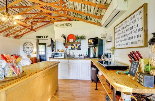 Eureka Springs Apartment | 1 Mi to Downtown Eureka Springs: Studio Retreat