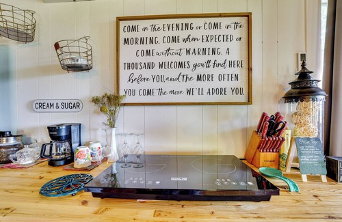 Eureka Springs Apartment | 1 Mi to Downtown Eureka Springs: Studio Retreat