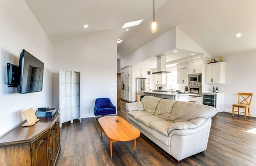 Benicia House | 1 Mi to Downtown Benicia: Scenic Cliffside Escape