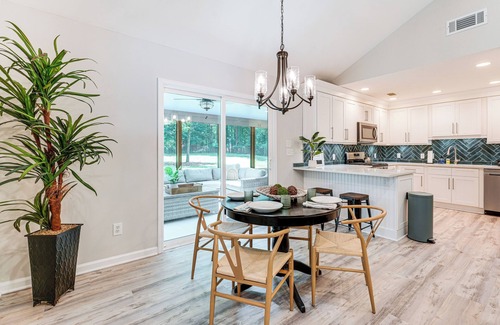 Alpharetta House | ~ 1 Mi to Dtwn Alpharetta: Home w/Screened Porch!