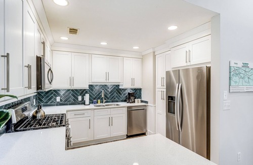 Alpharetta House | ~ 1 Mi to Dtwn Alpharetta: Home w/Screened Porch!