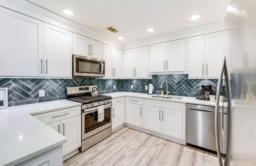 Alpharetta House | ~ 1 Mi to Dtwn Alpharetta: Home w/Screened Porch!