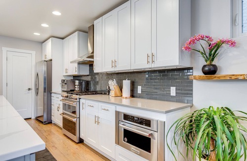Lincoln Park House | 1 Mi to Dtwn Denver: Sleek Duplex w/Rooftop Deck!