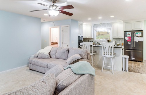 Newburgh Cottage | 1 Mi to Dtwn Newburgh: Quiet Home w/Yard!