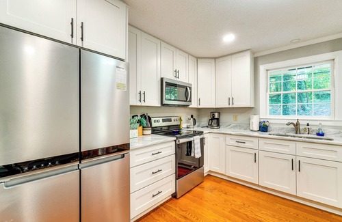 Clinton House | 1 Mi to Dtwn: Quiet Retreat w/Yard in Clinton