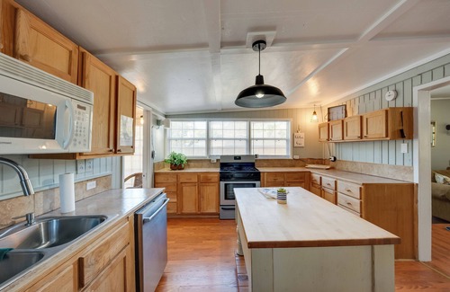 Magnolia Bluffs House | 1 Mi to Fishing Pier: Apalachicola Bay Getaway!
