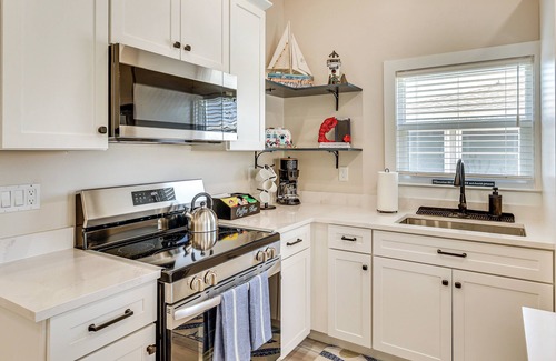 Fort Myers Beach House | 1 Mi to Fort Myers Beach Access! Chic Coastal Home