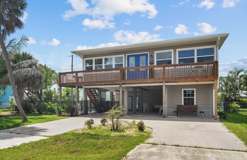 Fort Myers Beach House | 1 Mi to Fort Myers Beach Access! Chic Coastal Home