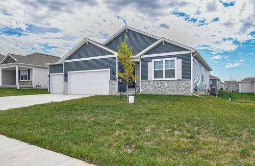 Waukee House | 1 Mi to Golf: Quiet Waukee Home w/Fireplace!
