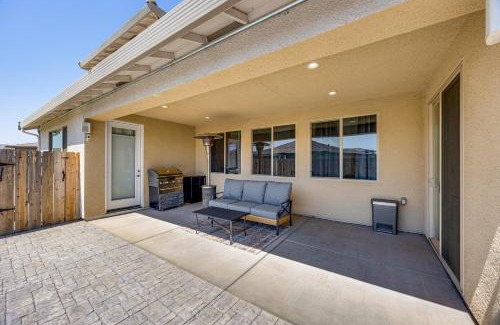 Reedley House | 1 Mi to Golf! Spacious and Modern Home in Dinuba