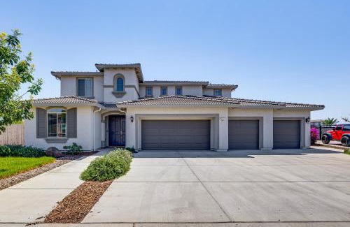 Reedley House | 1 Mi to Golf! Spacious and Modern Home in Dinuba