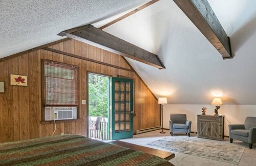 Lake Toxaway Cottage | 1 mi to Gorges State Park w/Barrel Sauna, Hot Tub