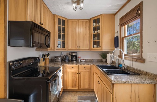 Lake Toxaway Cottage | 1 mi to Gorges State Park w/Sauna, & Hot Tub