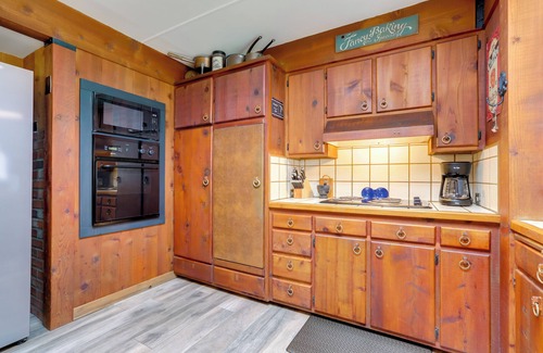 Placerville Cabin | 1 Mi to Lake: Hot Tub Haven in Pollock Pines!