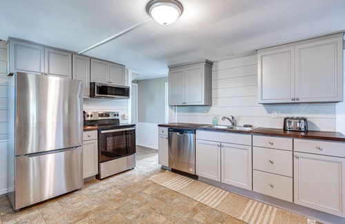 Beebe Plain Cabin | < 1 Mi to Lake: Mtn-View Cabin w/Porch in Newport