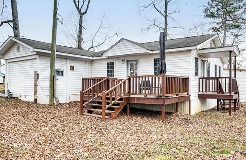 Hollands Landing House | 1 Mi to Lake Murray: Pet-Friendly Home w/Deck
