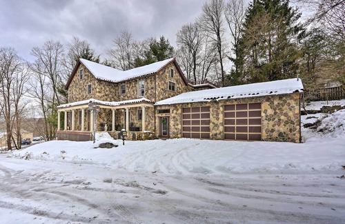 White Mills Villa | 1 Mi to Lake Wallenpaupack: Spacious Poconos Villa
