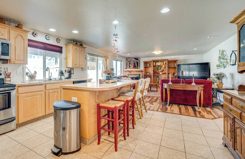 Moses Lake House | 1 Mi to Moses Lake: Home w/Private Yard & Hot Tub