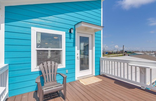 Surfside Beach Apartment | 1 Mi to Ocean: Colorful Freeport Beach Rental!