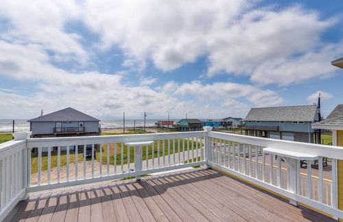 Surfside Beach Apartment | 1 Mi to Ocean: Colorful Freeport Beach Rental!