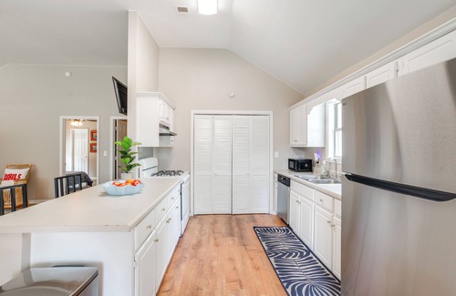 Oxford House | 1 Mi to Ole Miss: Pet-Friendly Retreat w/Yard