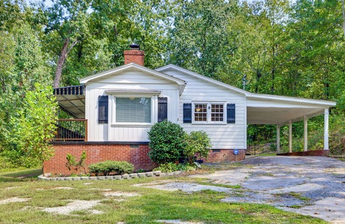 Greenville - Spartanburg House | < 1 Mi to Paris Mtn State Park: Retreat w/Deck!