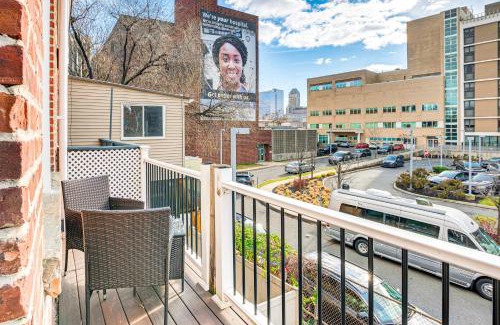Newark Apartment | 1 Mi to Prudential Center Remote Work-Ready Apt