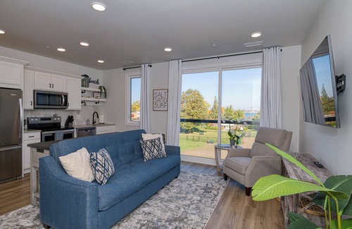 Traverse City Condo | 1 Mi to Ski Area: Penthouse Condo in Traverse City